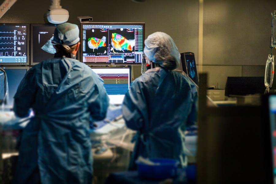 Scripps doctors monitor a patient's heart using new technology.