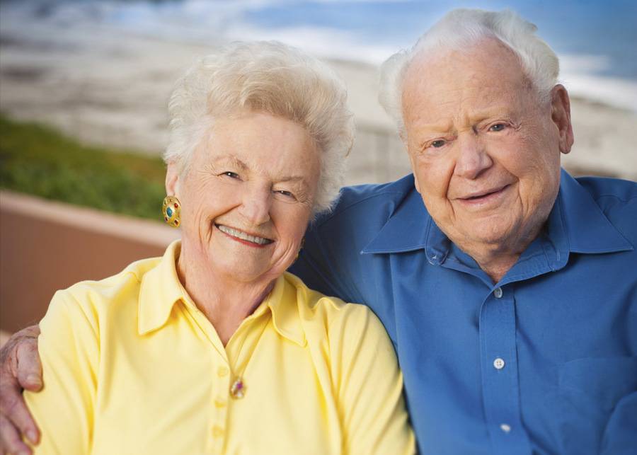 Eileen and Jack Anderson smile with the ocean in the background.