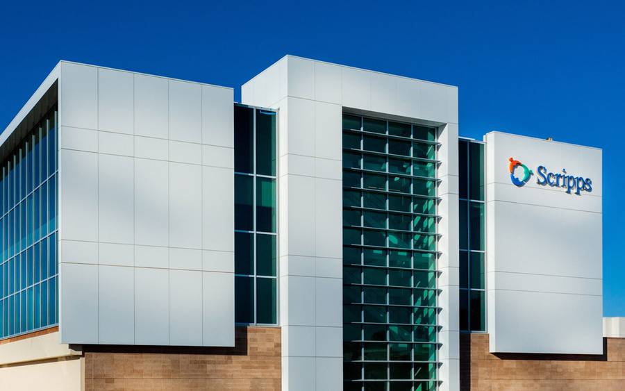 The Lusardi Tower at Scripps Memorial Hospital Encinitas with a clear blue sky.