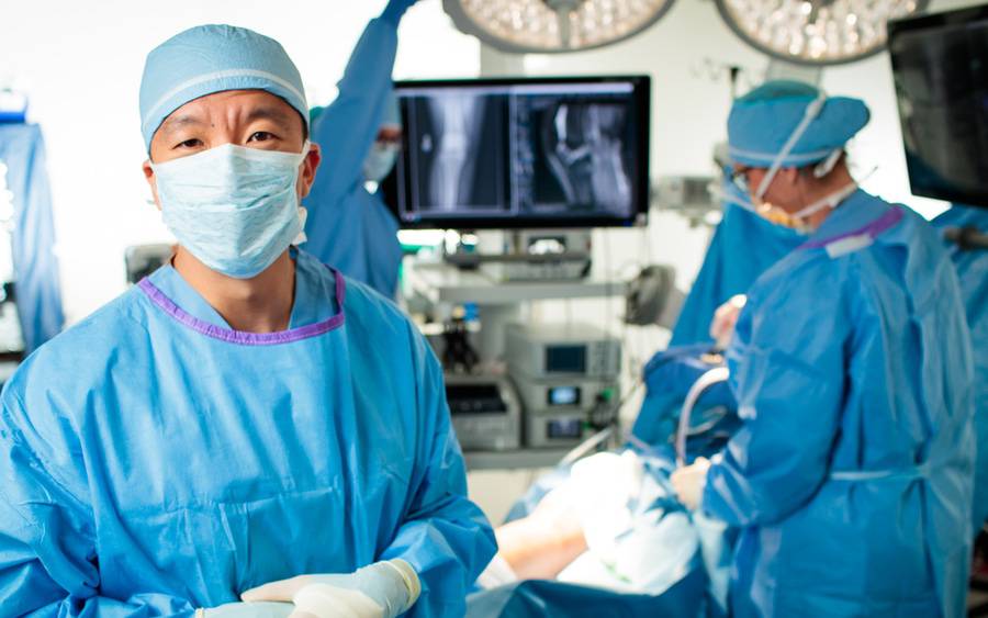 Tianyi (Tim) Wang, MD, orthopedic surgeon, Oceanside, performs knee surgery.