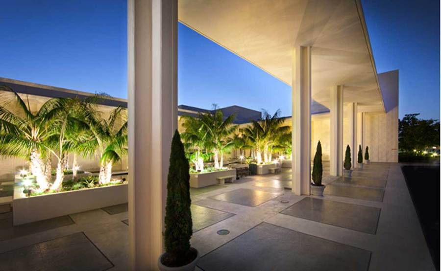 Scripps Green Hospital front entrance with palm trees