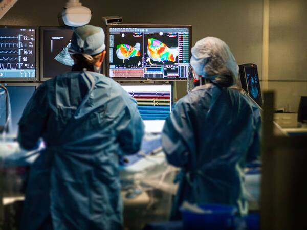 Scripps doctors monitor a patient's heart using new technology.