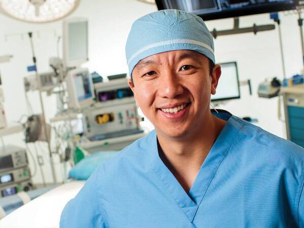 A surgeon stands in the operating room.